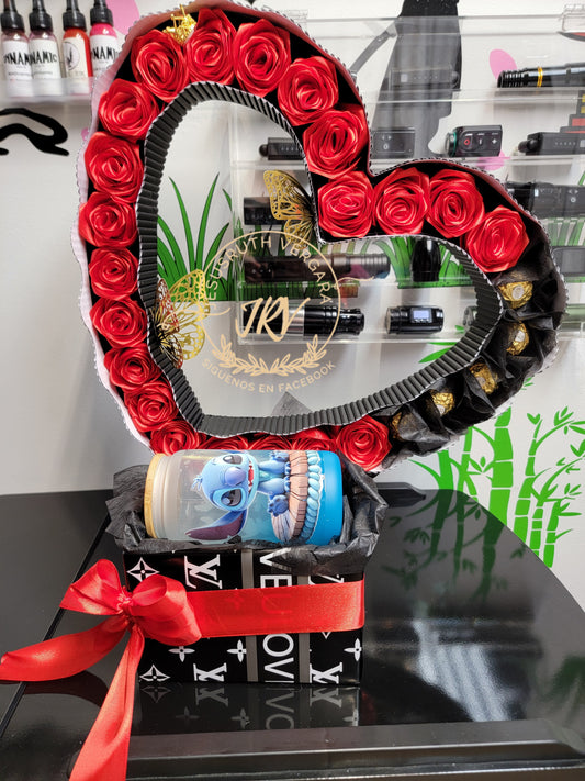 Cajita en forma de corazón, con vaso de 16 oz,rosas rojas y chocolates