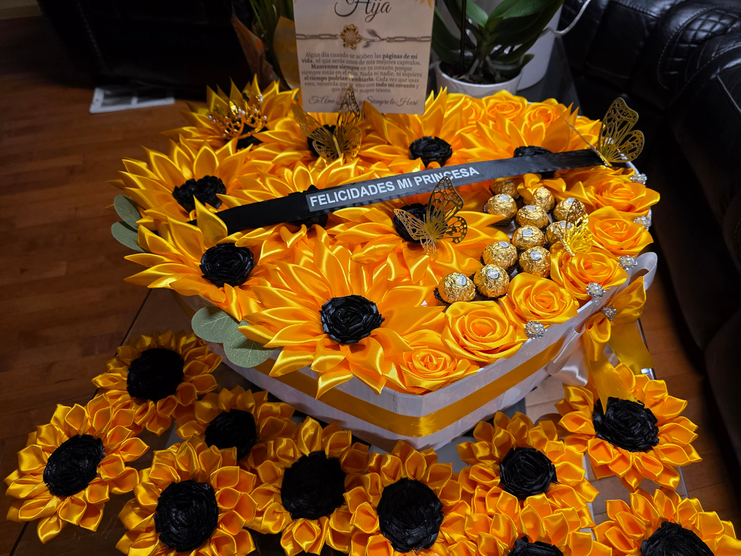 Cajita de corazón de girasoles, rosas y chocolates