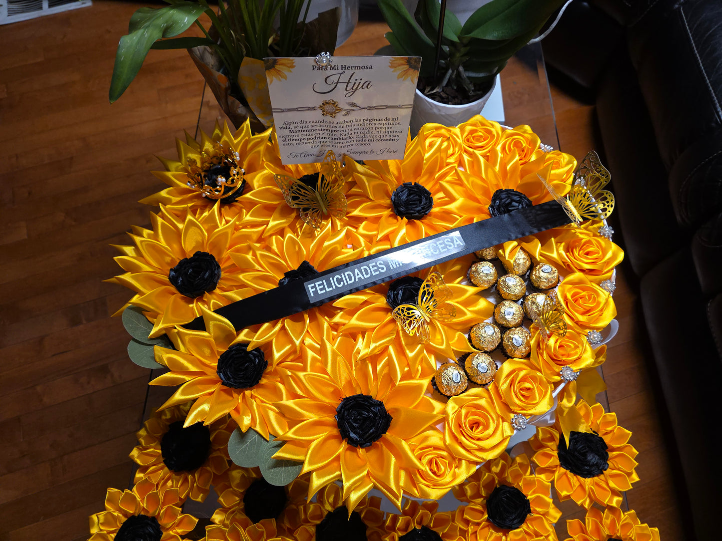 Cajita de corazón de girasoles, rosas y chocolates