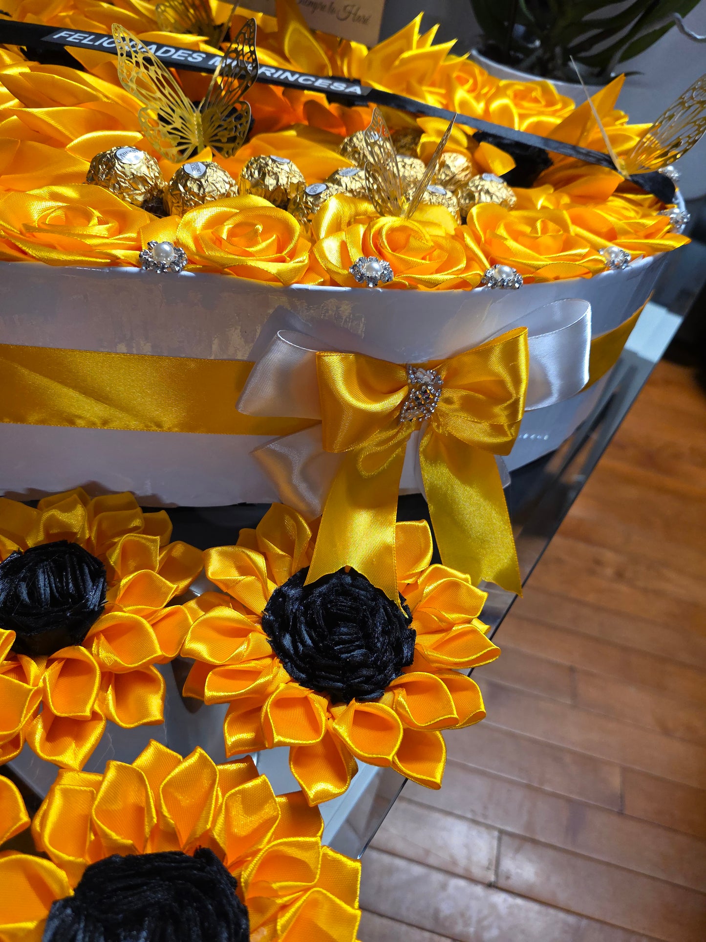 Cajita de corazón de girasoles, rosas y chocolates