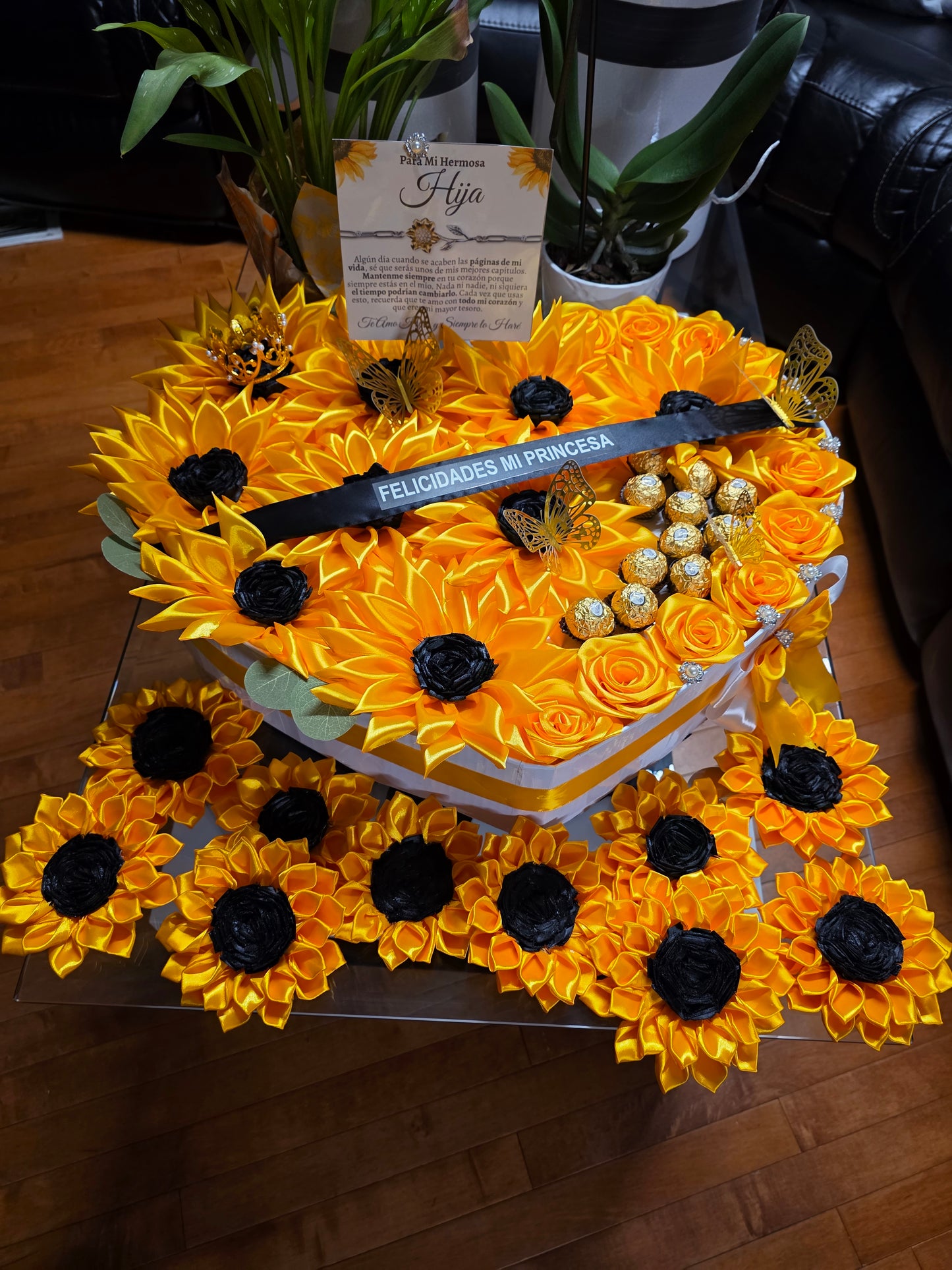 Cajita de corazón de girasoles, rosas y chocolates
